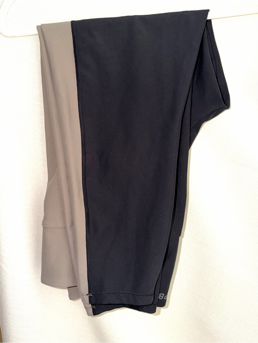 Abercrombie Womens Two-Tone Black and Taupe Athletic Leggings, just above ankle